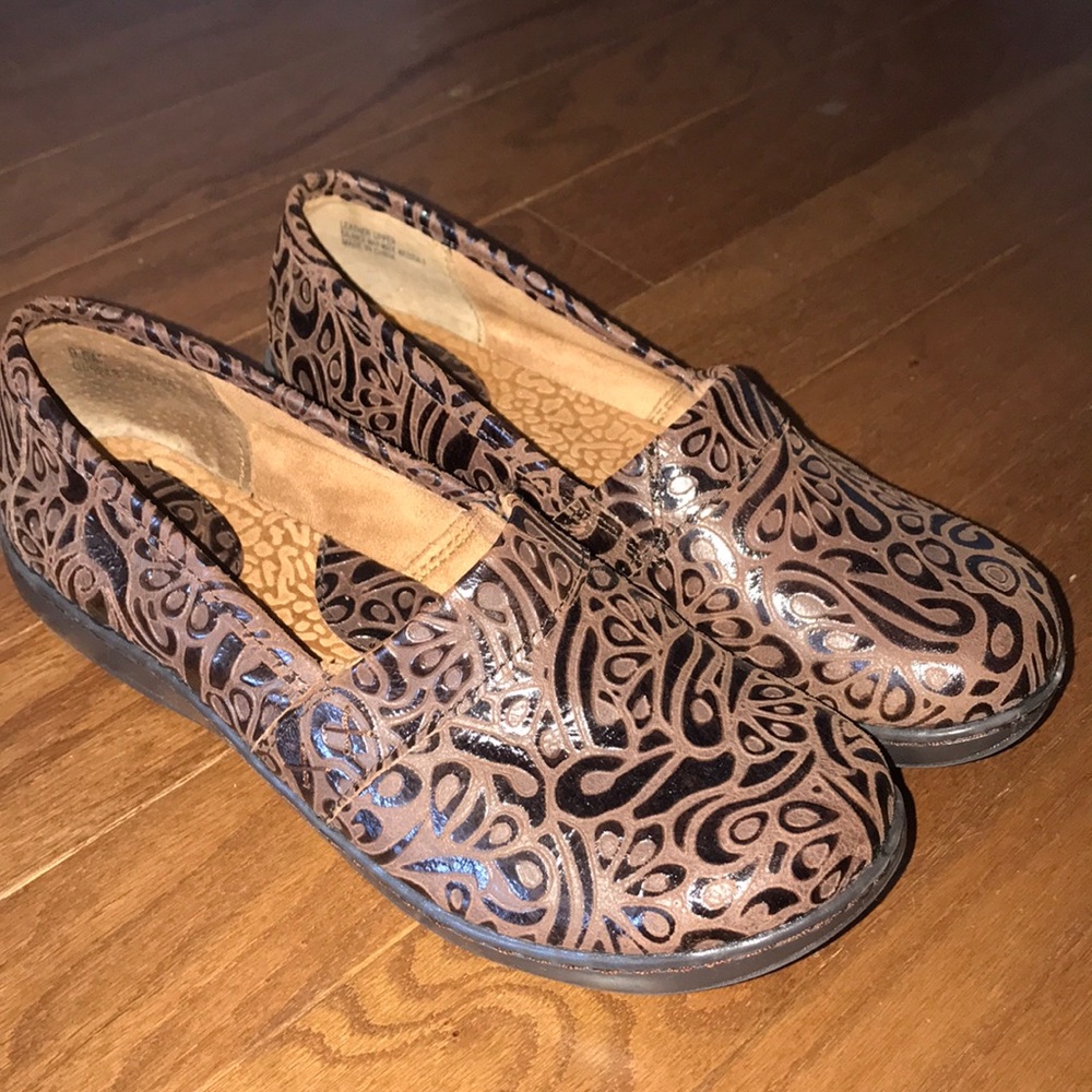 BORN Patterned Clogs